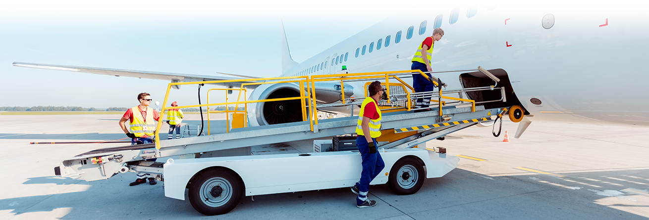 Das Team verl&auml;dt Fracht in ein Flugzeug und gew&auml;hrleistet eine sichere sowie termingerechte Abfertigung am Flughafen.