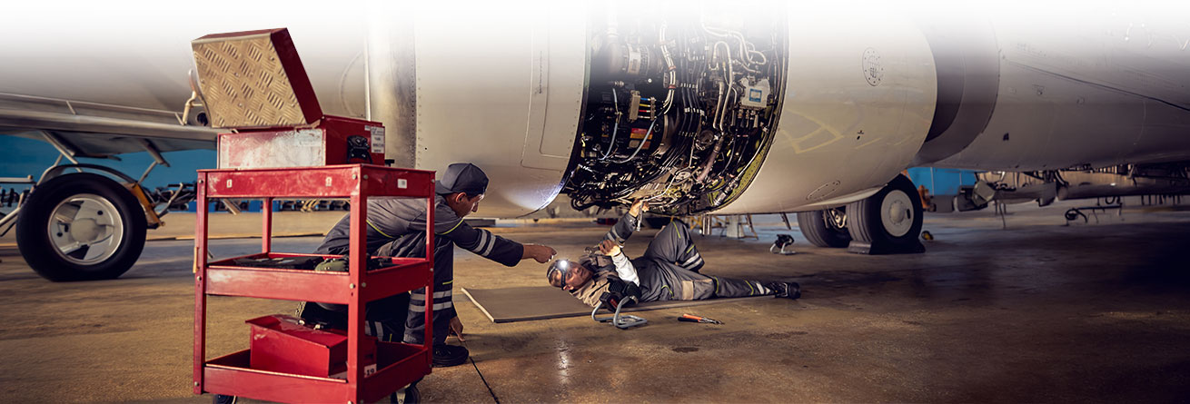Zwei Flugger&auml;tmechaniker warten gemeinsam ein Flugzeugtriebwerk und f&uuml;hren Inspektions-, Reparatur- und Instandhaltungsarbeiten an der Maschine durch.