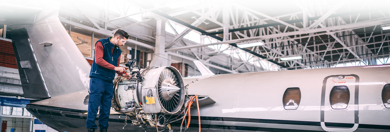 Ein Flugger&auml;tmechaniker wartet ein Flugzeugtriebwerk, &uuml;berpr&uuml;ft technische Komponenten und sorgt f&uuml;r die sichere Einsatzbereitschaft des Luftfahrzeugs.