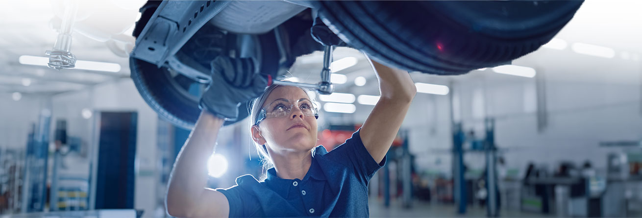 Eine Flugger&auml;tmechanikerin f&uuml;hrt Wartungsarbeiten am Fahrwerk eines Flugzeugs durch und entwickelt ihre Fachkenntnisse in der Luftfahrttechnik kontinuierlich weiter.
