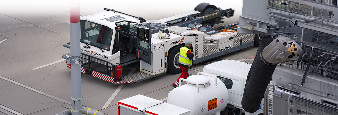 Ein Flugzeugabfertiger bedient ein Pushback-Fahrzeug und unterst&uuml;tzt die sichere Positionierung sowie den reibungslosen Ablauf der Flugzeugabfertigung am Flughafen.