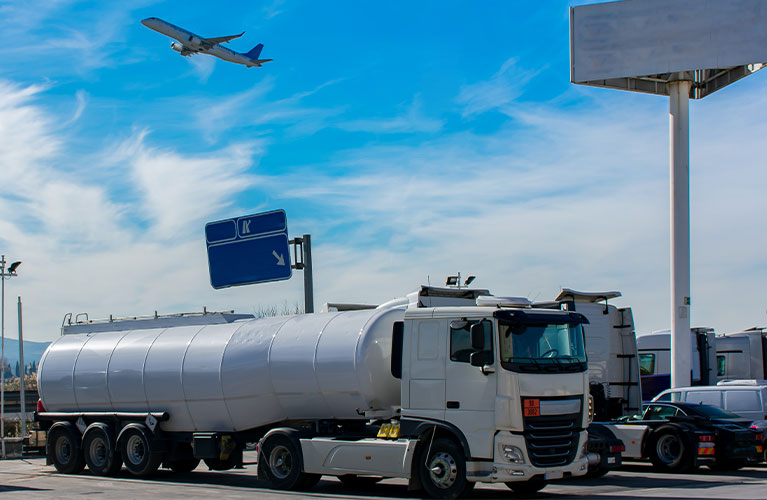 Ein Tankwagenfahrer transportiert Treibstoff auf dem Flughafengel&auml;nde und sorgt f&uuml;r die zuverl&auml;ssige Versorgung von Luftfahrzeugen im t&auml;glichen Flugbetrieb.