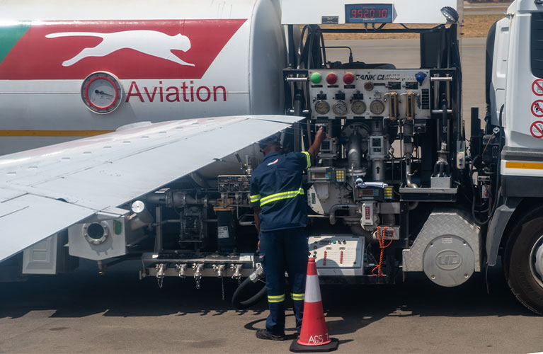 Ein Flugzeugbetanker versorgt ein Luftfahrzeug mit Treibstoff, &uuml;berwacht den Betankungsvorgang und sorgt f&uuml;r die sichere Einhaltung aller Sicherheits- und Qualit&auml;tsstandards.