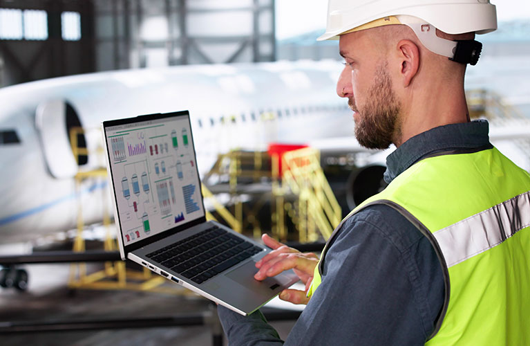 Ein Luftfahrtingenieur analysiert technische Daten am Laptop, &uuml;berwacht Wartungsprozesse und unterst&uuml;tzt die Planung sowie Optimierung von Luftfahrtsystemen.