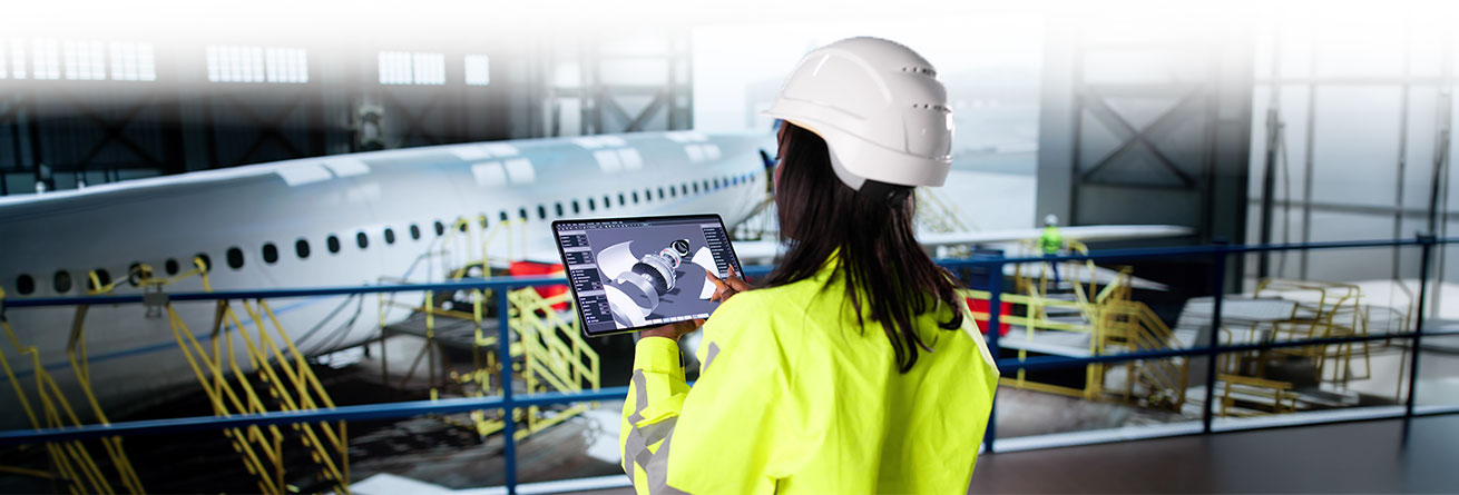 Eine Luftfahrtingenieurin arbeitet mit digitalen 3D-Modellen, plant technische Bauteile und entwickelt innovative L&ouml;sungen f&uuml;r die Luftfahrttechnik.