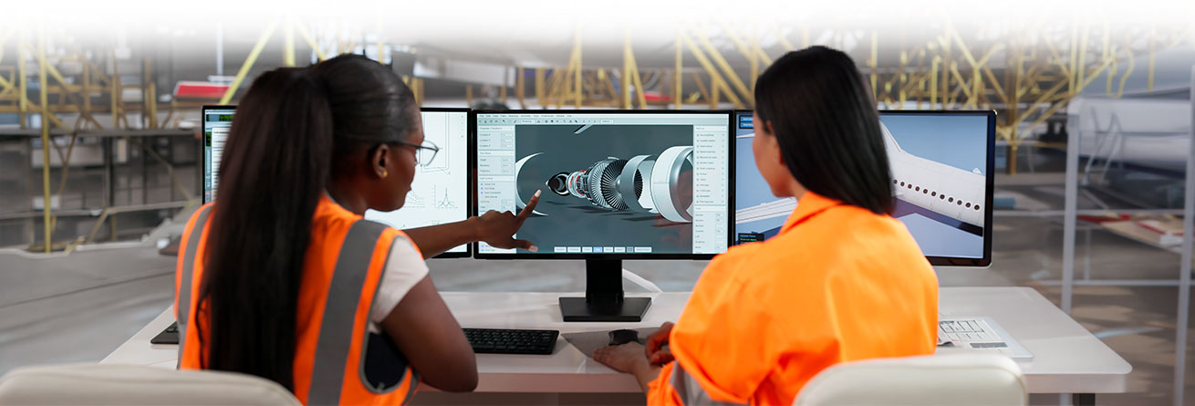 Zwei Luftfahrtingenieurinnen entwickeln und analysieren digitale 3D-Modelle von Flugzeugkomponenten und vertiefen ihr Fachwissen in Konstruktion, Simulation und Luftfahrtsystemen.