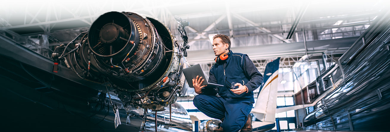 Ein Flugger&auml;tmechaniker analysiert ein Flugzeugtriebwerk mit digitalen Pr&uuml;f- und Diagnosesystemen und erweitert seine Fachkompetenz durch moderne Weiterbildung in der Luftfahrttechnik.