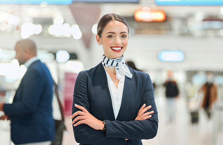 Zwei Mitarbeitende helfen Reisendem am Serviceschalter im Flughafen